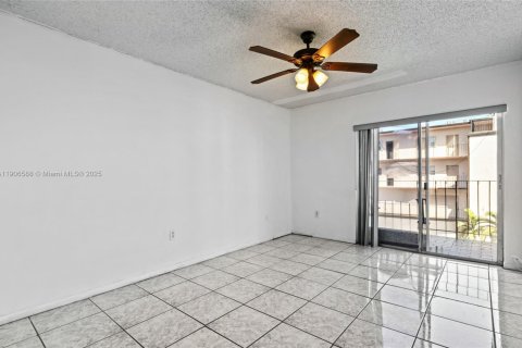 Condominio en venta en Hialeah, Florida, 1 dormitorio, 80.27 m2 № 1957122 - foto 4