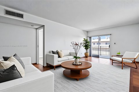 Condominio en venta en Hialeah, Florida, 1 dormitorio, 80.27 m2 № 1957122 - foto 1