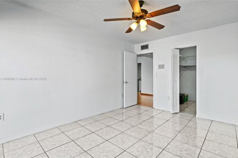 Condominio en venta en Hialeah, Florida, 1 dormitorio, 80.27 m2 № 1957122 - foto 5