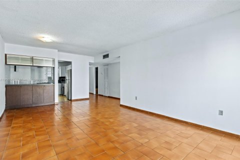 Condominio en venta en Hialeah, Florida, 1 dormitorio, 80.27 m2 № 1957122 - foto 11
