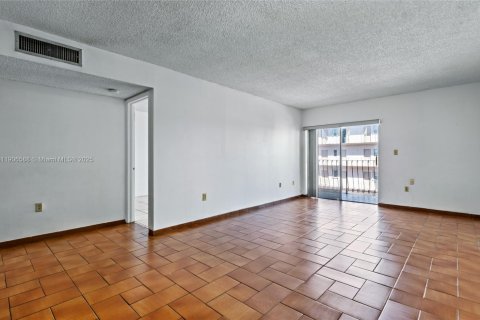 Condominio en venta en Hialeah, Florida, 1 dormitorio, 80.27 m2 № 1957122 - foto 2