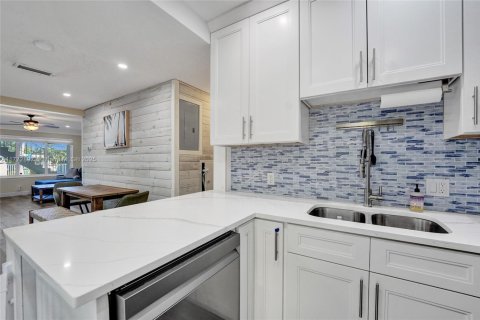 Condo in Fort Lauderdale, Florida, 2 bedrooms  № 1695424 - photo 10