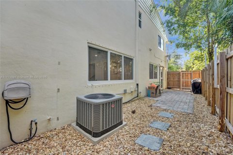 Condo in Fort Lauderdale, Florida, 2 bedrooms  № 1695424 - photo 17