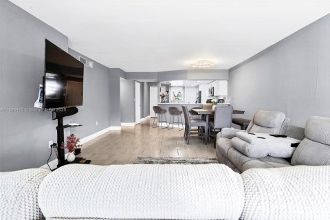 Condominio en alquiler en Miami, Florida, 2 dormitorios, 122.35 m2 № 1949365 - foto 11