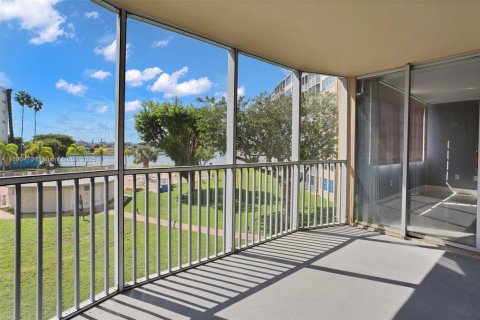 Condominio en alquiler en Miami, Florida, 2 dormitorios, 122.35 m2 № 1949365 - foto 19