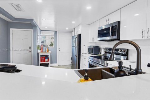 Condominio en alquiler en Miami, Florida, 2 dormitorios, 122.35 m2 № 1949365 - foto 8