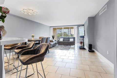 Condominio en alquiler en Miami, Florida, 2 dormitorios, 122.35 m2 № 1949365 - foto 2