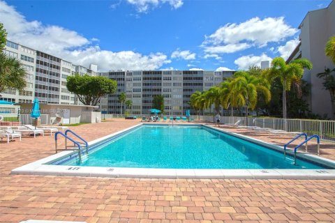 Condominio en alquiler en Miami, Florida, 2 dormitorios, 122.35 m2 № 1949365 - foto 25