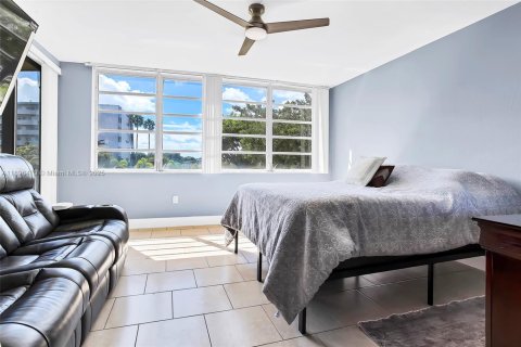 Condominio en alquiler en Miami, Florida, 2 dormitorios, 122.35 m2 № 1949365 - foto 13