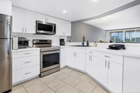 Condominio en alquiler en Miami, Florida, 2 dormitorios, 122.35 m2 № 1949365 - foto 5