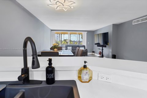 Condominio en alquiler en Miami, Florida, 2 dormitorios, 122.35 m2 № 1949365 - foto 9