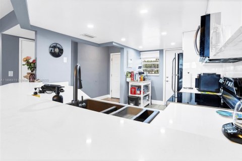 Condominio en alquiler en Miami, Florida, 2 dormitorios, 122.35 m2 № 1949365 - foto 7