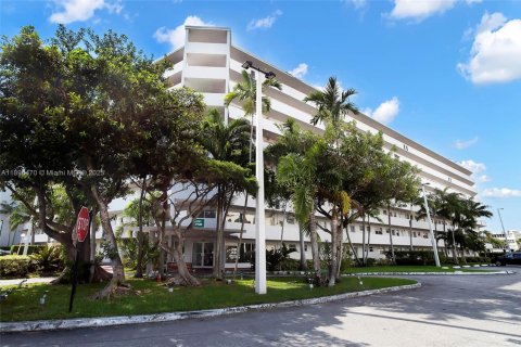 Condominio en alquiler en Miami, Florida, 2 dormitorios, 122.35 m2 № 1949365 - foto 1