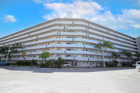 Condominio en alquiler en Miami, Florida, 2 dormitorios, 122.35 m2 № 1949365 - foto 28