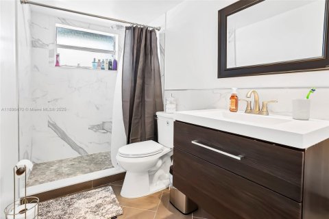 Condominio en alquiler en Miami, Florida, 2 dormitorios, 122.35 m2 № 1949365 - foto 16