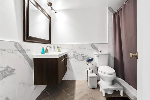 Condominio en alquiler en Miami, Florida, 2 dormitorios, 122.35 m2 № 1949365 - foto 12
