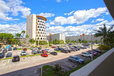 Condominio en alquiler en Miami, Florida, 2 dormitorios, 122.35 m2 № 1949365 - foto 22