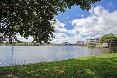 Condominio en alquiler en Miami, Florida, 2 dormitorios, 122.35 m2 № 1949365 - foto 27