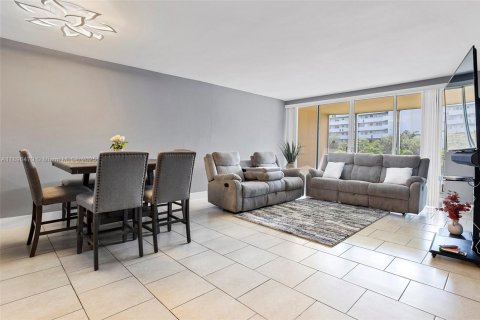 Condominio en alquiler en Miami, Florida, 2 dormitorios, 122.35 m2 № 1949365 - foto 3