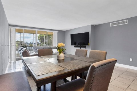Condominio en alquiler en Miami, Florida, 2 dormitorios, 122.35 m2 № 1949365 - foto 4