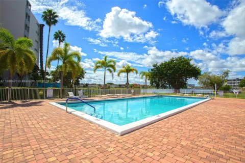 Condominio en alquiler en Miami, Florida, 2 dormitorios, 122.35 m2 № 1949365 - foto 24