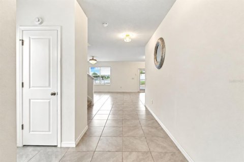 House in Zephyrhills, Florida 5 bedrooms, 258.73 sq.m. № 2401058 - photo 7
