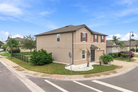 House in Zephyrhills, Florida 5 bedrooms, 258.73 sq.m. № 2401058 - photo 3