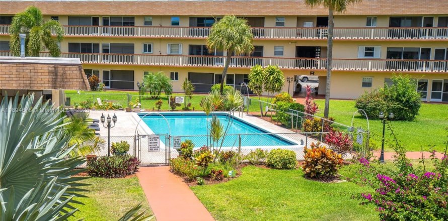 Condominio en Hollywood, Florida, 2 dormitorios  № 1949224