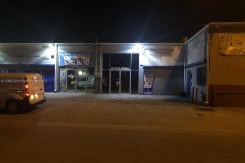 Commercial property in Hialeah, Florida № 1957918 - photo 8