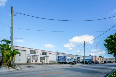 Commercial property in Hialeah, Florida № 1957918 - photo 2