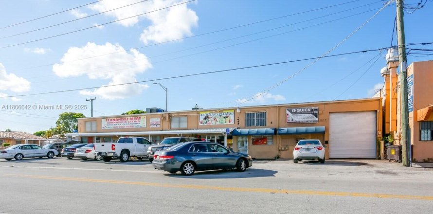 Commercial property in Hialeah, Florida № 1957918