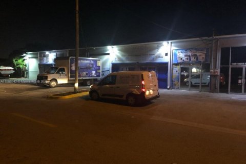 Commercial property in Hialeah, Florida № 1957918 - photo 10