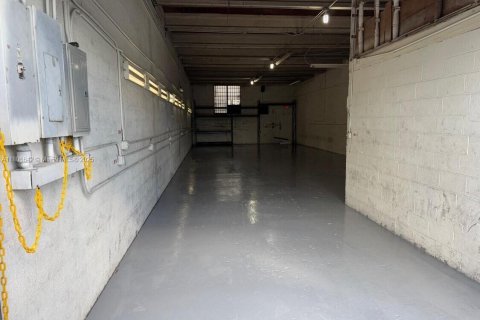 Commercial property in Hialeah, Florida № 1957918 - photo 6