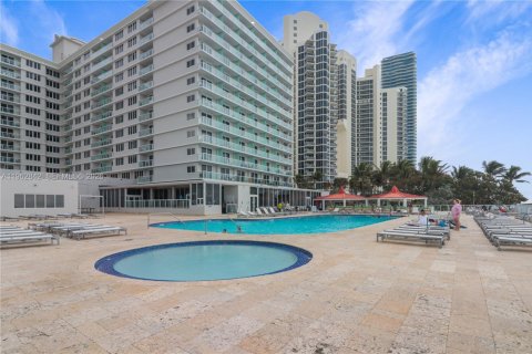 Condo in Sunny Isles Beach, Florida  № 2024162 - photo 8