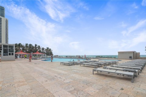 Condo in Sunny Isles Beach, Florida  № 2024162 - photo 9