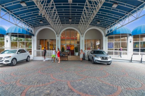 Condo in Sunny Isles Beach, Florida  № 2024162 - photo 4