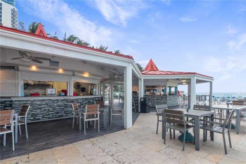 Condo in Sunny Isles Beach, Florida  № 2024162 - photo 11