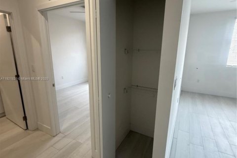 Снять в аренду квартиру в Хайалиа, Флорида 2 спальни, 80.36м2, № 1975726 - фото 13