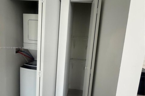 Снять в аренду квартиру в Хайалиа, Флорида 2 спальни, 80.36м2, № 1975726 - фото 9