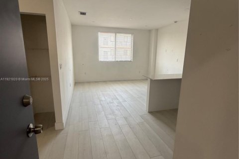 Снять в аренду квартиру в Хайалиа, Флорида 2 спальни, 80.36м2, № 1975726 - фото 4