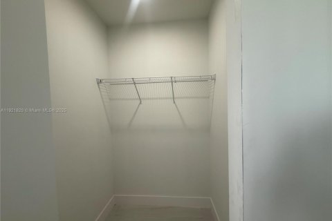 Снять в аренду квартиру в Хайалиа, Флорида 2 спальни, 80.36м2, № 1975726 - фото 8