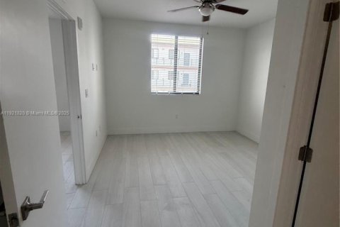 Снять в аренду квартиру в Хайалиа, Флорида 2 спальни, 80.36м2, № 1975726 - фото 3