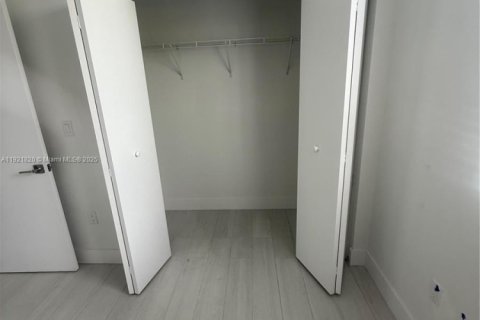 Снять в аренду квартиру в Хайалиа, Флорида 2 спальни, 80.36м2, № 1975726 - фото 6