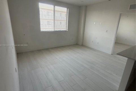 Снять в аренду квартиру в Хайалиа, Флорида 2 спальни, 80.36м2, № 1975726 - фото 2