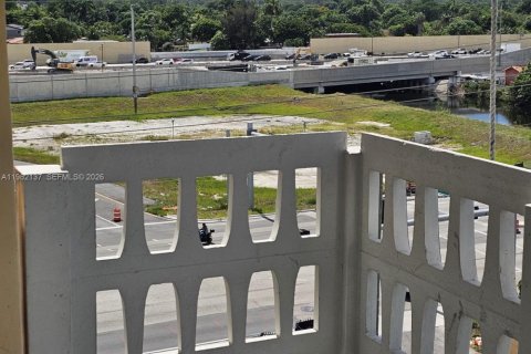 Condo in Miami, Florida, 2 bedrooms  № 2026851 - photo 2