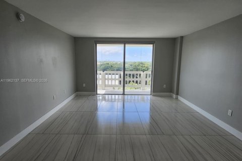 Condo in Miami, Florida, 2 bedrooms  № 2026851 - photo 9