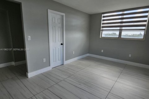 Condo in Miami, Florida, 2 bedrooms  № 2026851 - photo 12