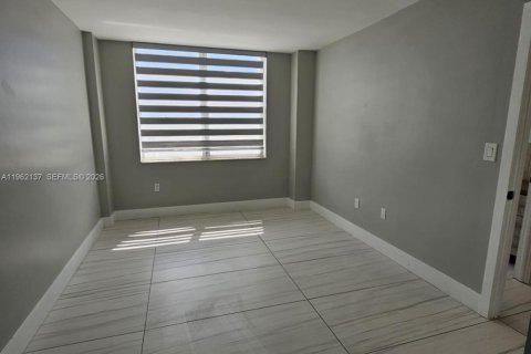 Condo in Miami, Florida, 2 bedrooms  № 2026851 - photo 3