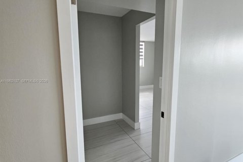 Condo in Miami, Florida, 2 bedrooms  № 2026851 - photo 10