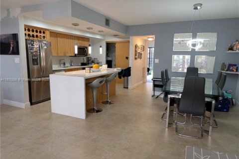 Touwnhouse à vendre à Miami, Floride: 3 chambres, 150.87 m2 № 1953630 - photo 4